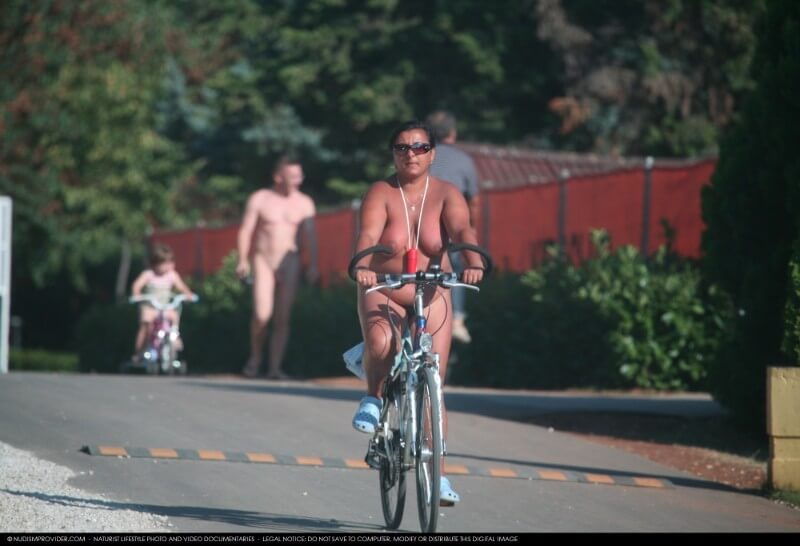 [PNuDL] Naturists Road Biking pics