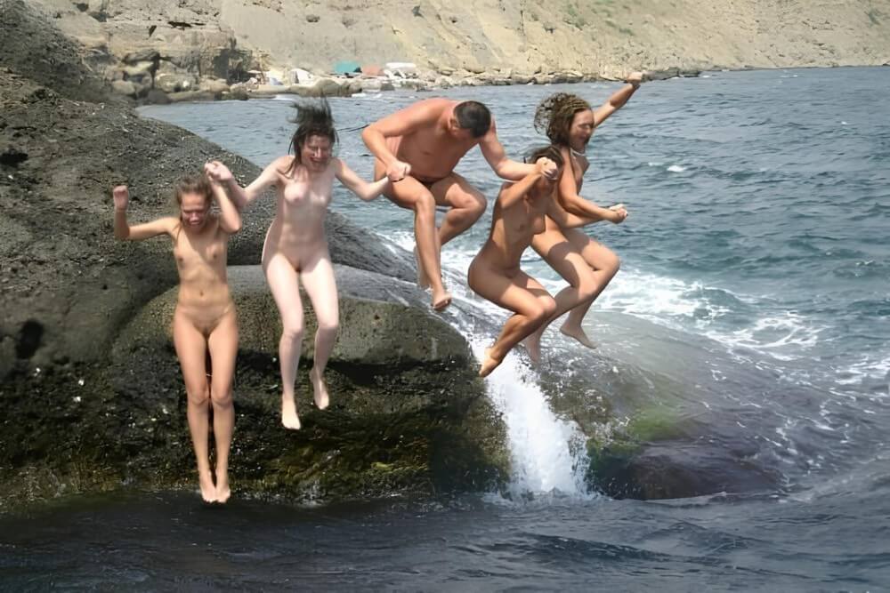 [PNuDL] Mens and girls nudists on a beach