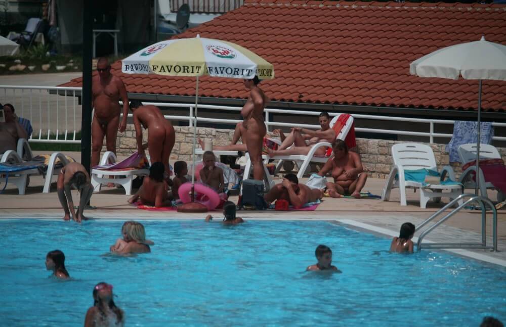 [PNuDL] Naturist Pool Observation pics