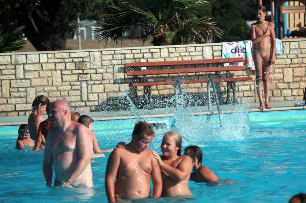 [PNuDL] Naturist Pool Girls Profile pics