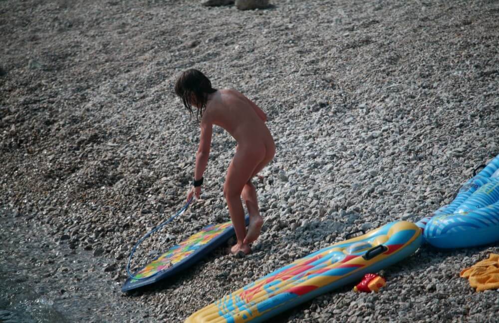 [PNuDL] Naturist Surf Board Glides pics