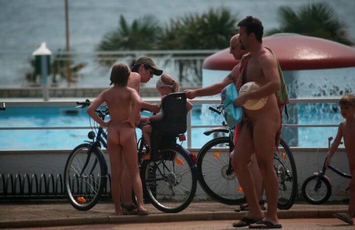 [PNuDL] Freedom on two wheels: how cycling and hiking enrich the lives of nudists
