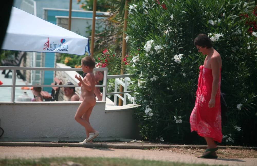 [PNuDL] Naturist Pool Walkaround pics
