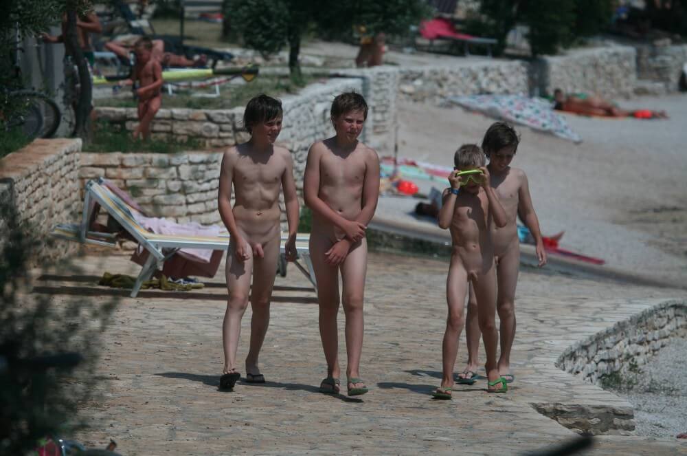 [PNuDL] Shore walking nude