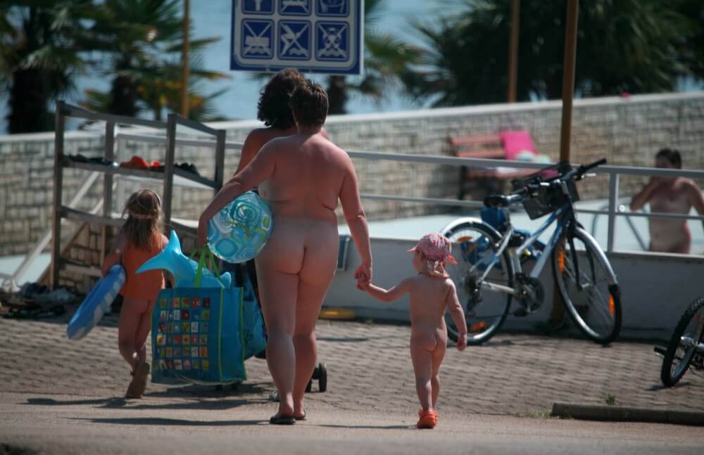 [PNuDL] Pool Outskirt Nude Guests pics