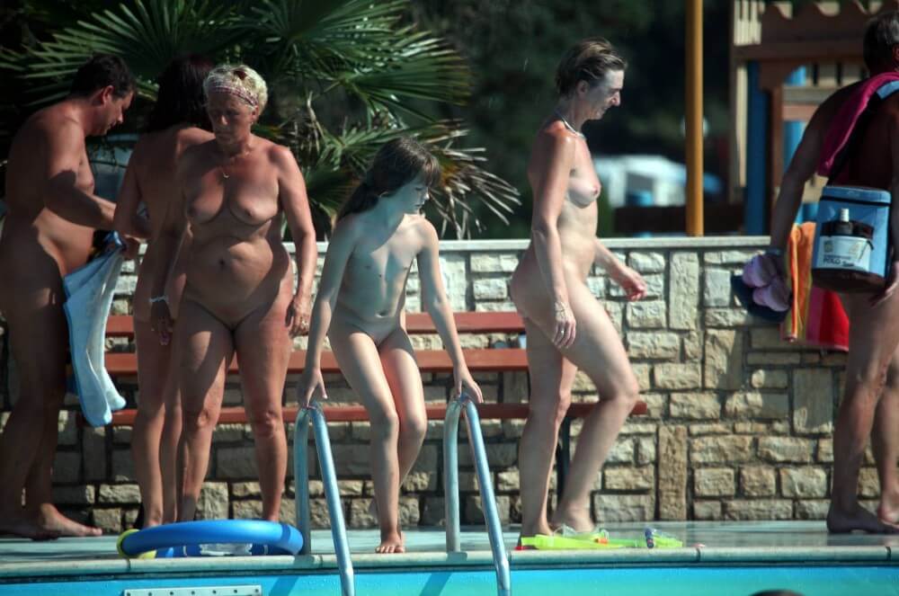 [PNuDL] Naturist Pool Cleaning-Up pics