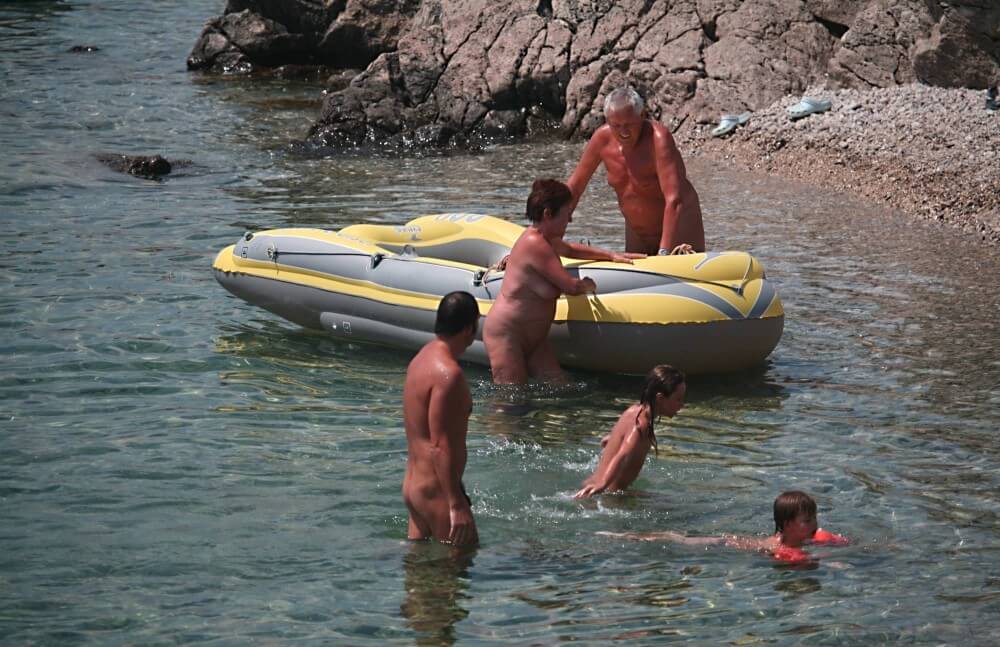 [PNuDL] Lone Nudist in Yellow Boat photos