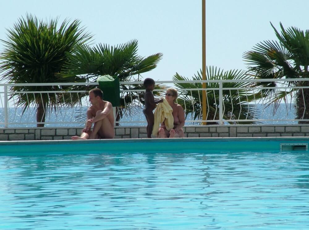 [PNuDL] Photo of naturists in an outdoor pool