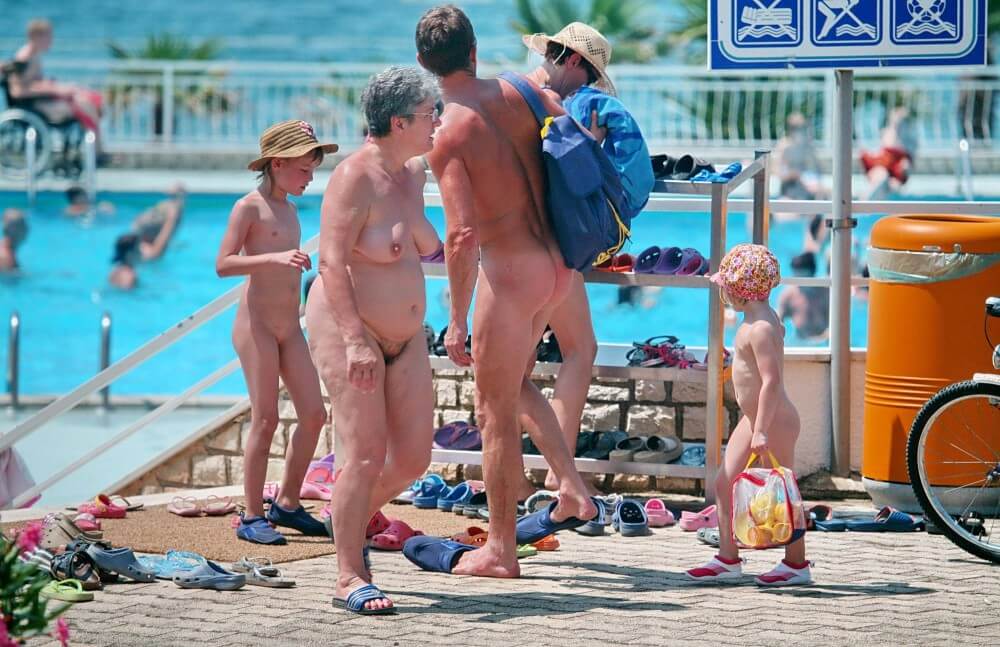 [PNuDL] Family Poolside Grouping pics