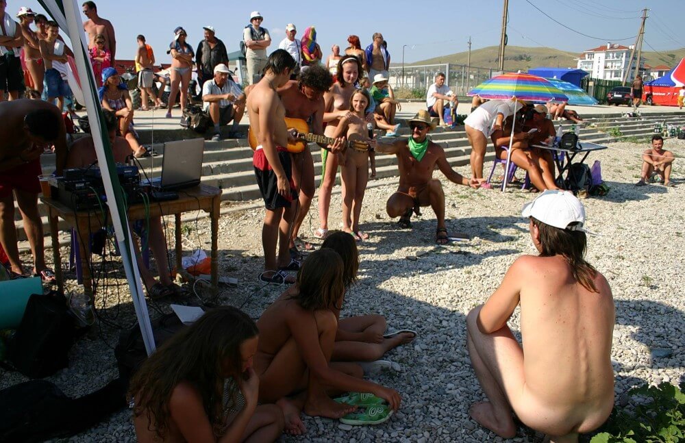 [PNuDL] Nude Party By The Steps pics