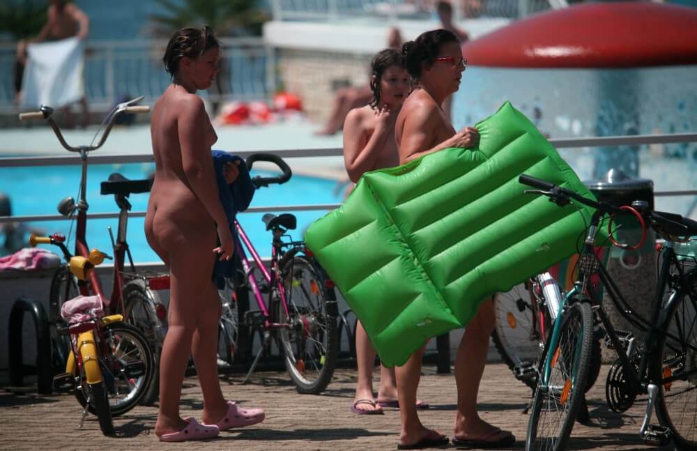 [PNuDL] Outdoor Pool Sideliners pics