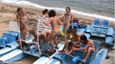 [PNuDL] A group of naturists at sea