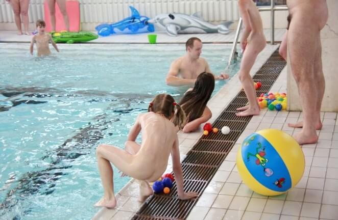 [PNuDL] Nude family in the pool photos